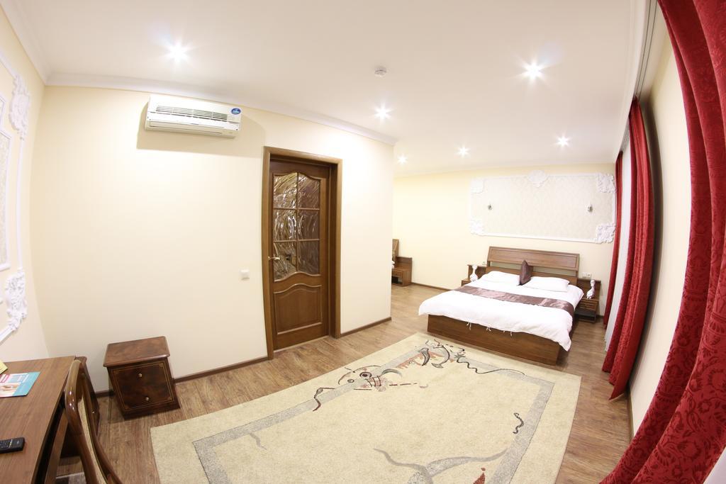 Sky Luxe Hotel Astaná Habitación foto
